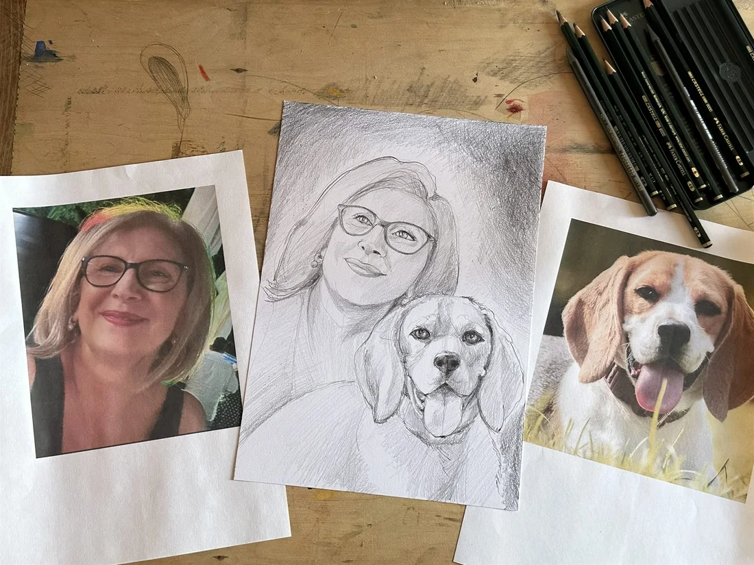 Arbeitstisch im Atelier mit Bleistiften, Referenzfotos und einem entstehenden Portrait.